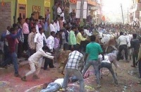 印度数十名男子躺地上任群牛踩踏 原因竟是……