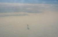 9000米高空意外拍下神秘人影 似外星人行走在云层中
