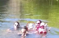 一张游泳照片惊现百年溺亡女孩 是女鬼找替身吗